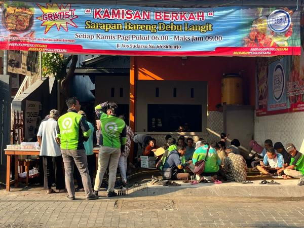 Komunitas Debu Langit Sidoarjo Bagikan Sarapan Gratis untuk Pekerja