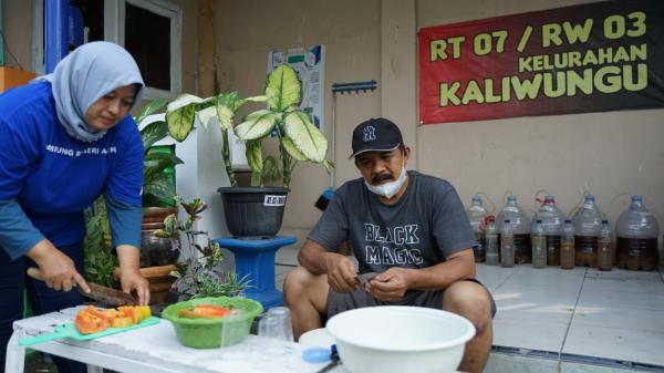 Kreatif! Warga Kelurahan Kaliwungu Jombang Berhasil Ciptakan Pupuk Cair Ekoenzim dari Sampah Organik
