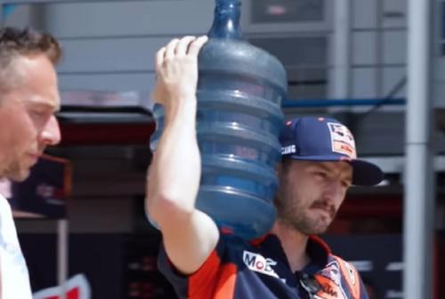 Inilah Aksi Pembalap Tim Red Bull KTM Jack Miller Jadi Tukang Galon di MotoGP Mandalika 2023