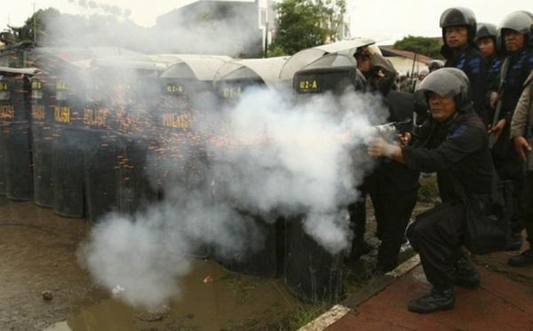 Polisi Simulasi Pengendalian Massa, Orang Tua Panik Anak Terkena Gas Air Mata