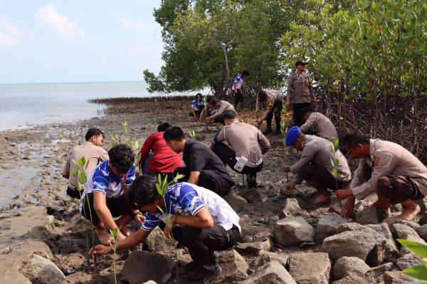 Polres Bangka Selatan Tanam Mangrove di Pantai Tukak