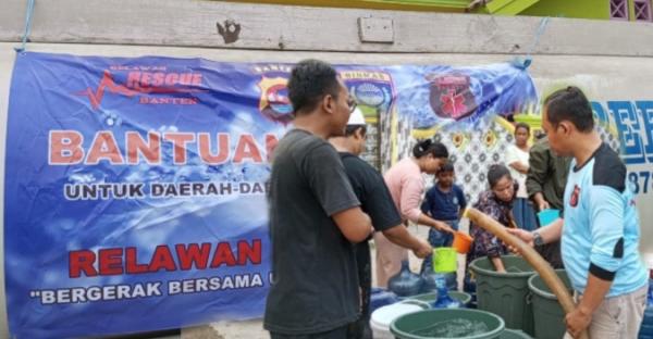 Relawan Rescue Banten Distribusikan Air Bersih Ke Ponpes Al-Barokah Bany Harun Serang