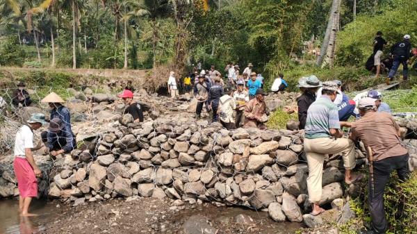 Puluhan Warga di Drsa Cibadak Cibeber Gotongroyong Bangun Bendungan Aliri Hektaran Sawah