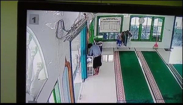 Pencuri Kotak Amal di Masjid Hayatul Iman Tapaktuan Terekam CCTV, Uang Jutaan Rupiah Raib