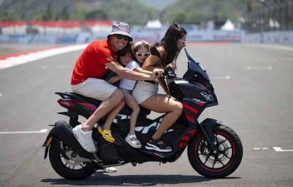 Pakai Aprilia SRGT, Pembalap MotoGP Praktikkan Power of Emak-emak Indonesia