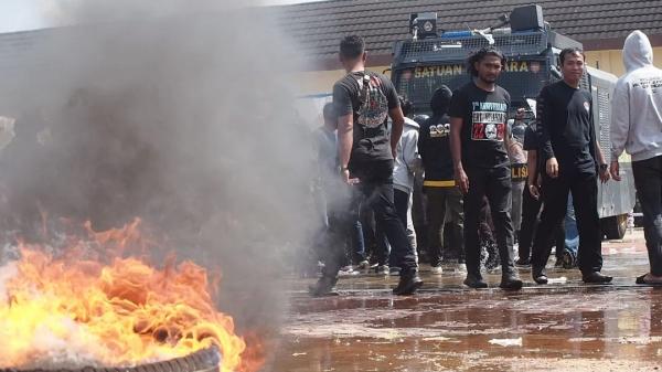 Kantor KPU Beltim Diserang Massa Anarkis, Petugas Tembakkan Gas Air Mata