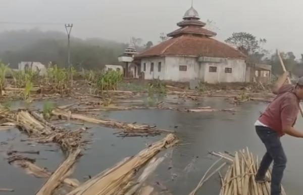 Masjid Kampung Sinday tetap Berdiri Kokoh Meski Nyaris Tenggelam oleh Waduk Karian