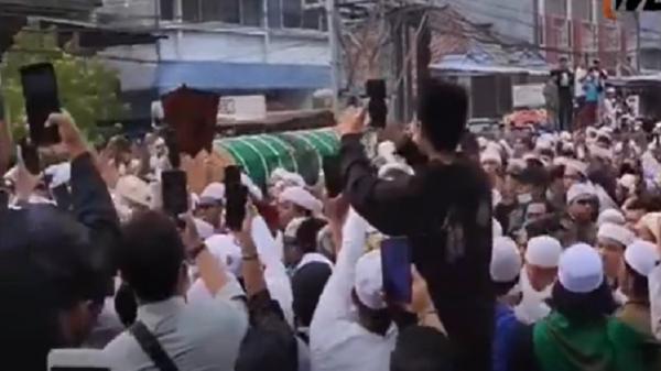 Ulama Kharismatik Palembang Habib Mahdi Syahab Meninggal, Ribuan Orang Antarkan Jenazahnya