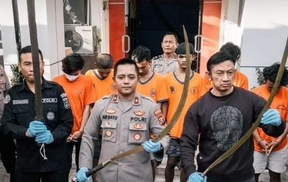 Bawa Senjata Tajam dan Panjang, 7 Anggota Gangster Surabaya Diamankan Polisi, Begini Aksi Sadisnya