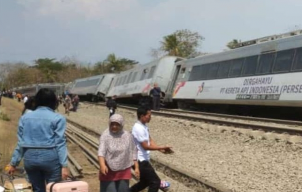 Kecelakaan KA Argo Semeru vs Argo Wilis, Gerbong Terguling Tutupi Dua Jalur