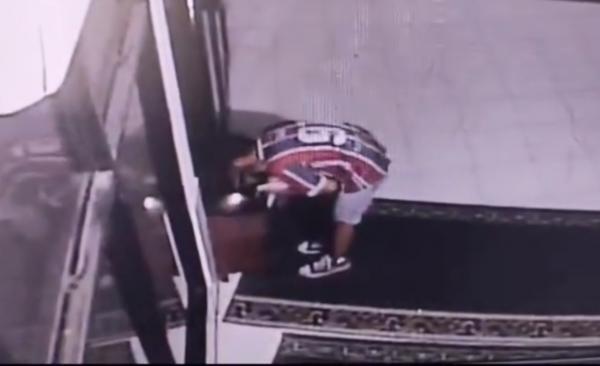 Terekam CCTV, Pria Berjersey Sepakbola Curi Kotak Amal Masjid di Purwakarta