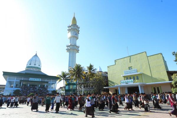 Tasyakuran 100 Tahun Gontor: Gelar Tajammuk  dan Jalan Sehat di Monas