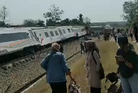 Video Live Kereta Api Argo Semeru Anjlok di Kulonprogo