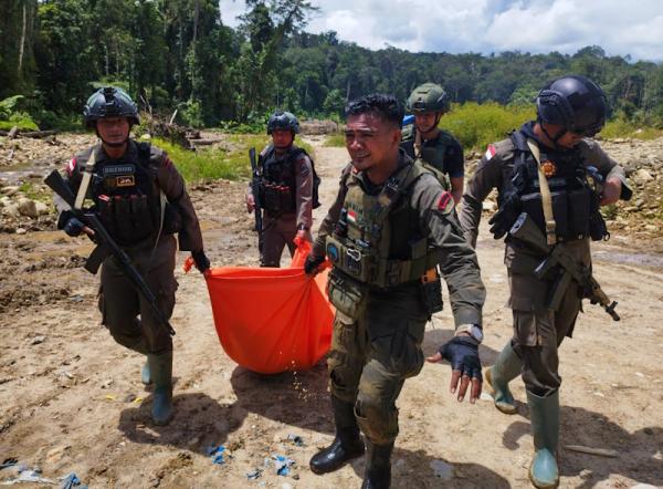 Satgas Ops Damai Cartenz Berhasil Evakuasi 7 Jenazah Korban Kebiadaban KKB dan 11 Warga Sipil