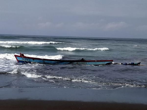 Kapal Compreng Bawa 9 ABK Terbalik Di Pantai Wagir Indah Cilacap, 1 Meninggal dan 2 Hilang