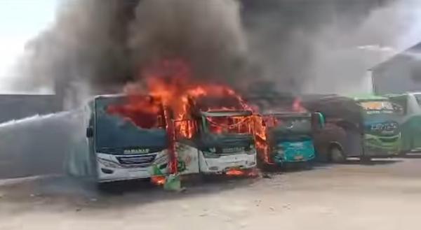 Damkar Padamkan Api yang Bakar Bus di Cirebon, Diduga Korsleting Saat Perbaiki Kendaraan