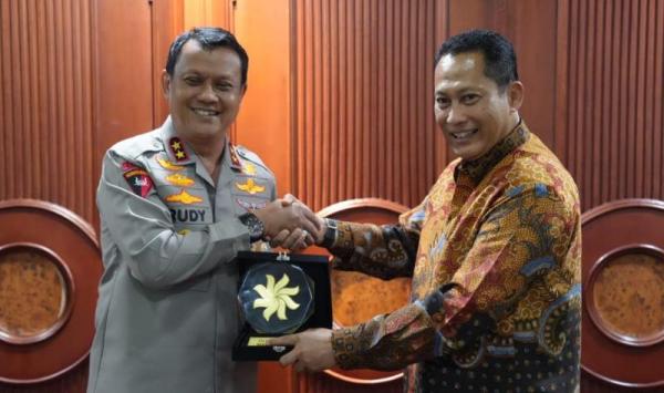 Sikat Mafia Beras, Kapolda Banten Irjen Pol Rudy Terima Penghargaan dari Bulog