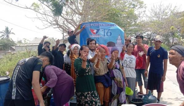 Ahmad Setiadi, Caleg Partai Perindo Dapil III Kecamatan Kasemen Bagikan Air Bersih