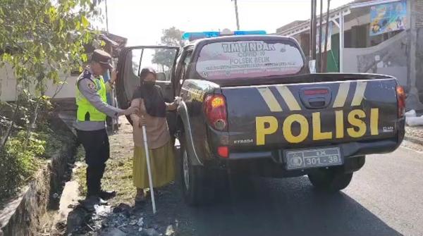 Aksi Polisi di Pemalang Antar Nenek Lansia Berobat Gunakan Mobil Patroli ke Puskesmas Tuai Pujian
