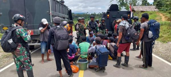 Tim Gabungan TNI Berhasil Evakuasi dan Selamatkan Warga dari Pembantaian KST Papua