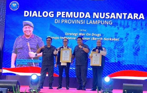 Ketua Granat Lampung dan Bupati Way Kanan Raih Penghargaan dari BNN RI