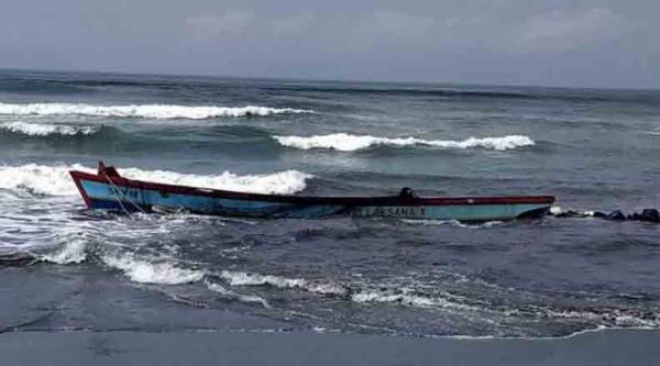 Kapal Nelayan dengan 9 ABK Terbalik di Pantai Wagir Indah Cilacap, 1 ABK Tewas 2 Hilang