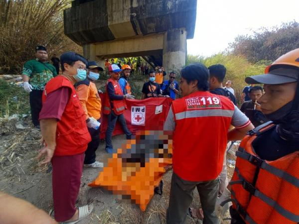 Jasad Pria Tanpa Identitas Ditemukan Mengapung Di Bawah Jembatan