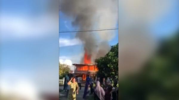 Pasang Stiker Motor di Bawah Rumah Berbahan Kayu, 1 Rumah di Kolut Ludes Terbakar