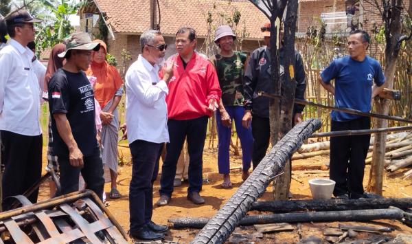 Rumah Janda di Selaawi Ludes Terbakar, PDI-P Garut Berikan Bantuan