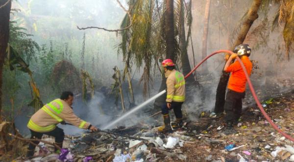 Bakar Sampah Tidak Terkontrol,  Lahan Dekat Akses Tol Jkt Merak Cilegon Terbakar