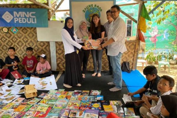 Ratusan Buku Bacaan Disalurkan MNC Peduli ke Taman Baca di Tangerang