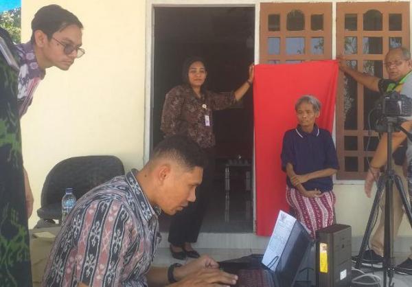 Inovasi Disdukcapil Kota Kupang Rekam E-KTP di Rumah Warga Disabilitas Mental Diapresiasi Masyarakat