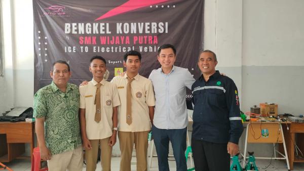 39 Guru Jatim Berguru Cara Produksi Kendaraan Listrik di SMK Wijaya Putra