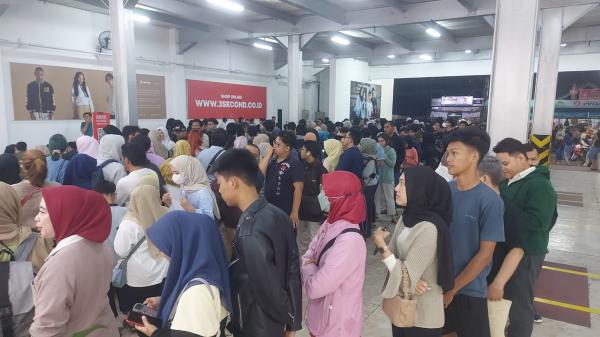 Ribuan Orang Antre di Lokasi Penukaran Tiket Konser Dewa 19 di Lanud Wiriadinata Tasikmalaya