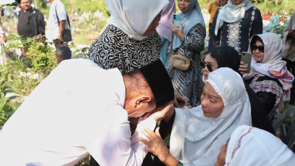 Temui Istri Syamsul Arifin usai Pemakaman, Edy: Kakak, Kalau Ada Apa-Apa Kabari Kami 
