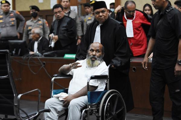 Lukas Enembe Mantan Gubernur Papua divonis 8 Tahun Penjara