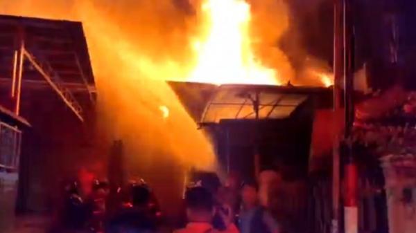 Pabrik Lilin Terbakar Hebat di Perkampungan Padat Penduduk di Surabaya, Petugas Damkar Terluka