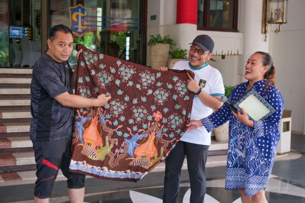 Wali Kota Eri Cahyadi dan Pelindo  Kenalkan Batik Motif Surabaya Maritim