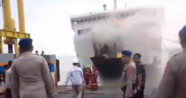 KMP Tranship I Terbakar di Pelabuhan Bakauheni, Asap Membumbung dari dalam Kapal
