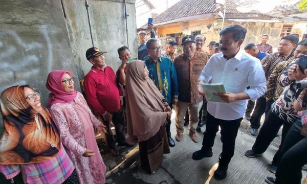 Turun ke Desa Sedati Gede, Menteri Hadi Tjahjanto Serahkan Sertipikat Hasil PTSL