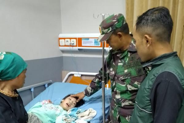 TNI Bantu Warga di Wilayah Binaannya yang Menderita Penyakit