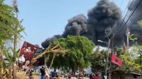 Kebakaran Gudang Rongsokan di Cirebon, Asap Hitam Nampak Membumbung Tinggi