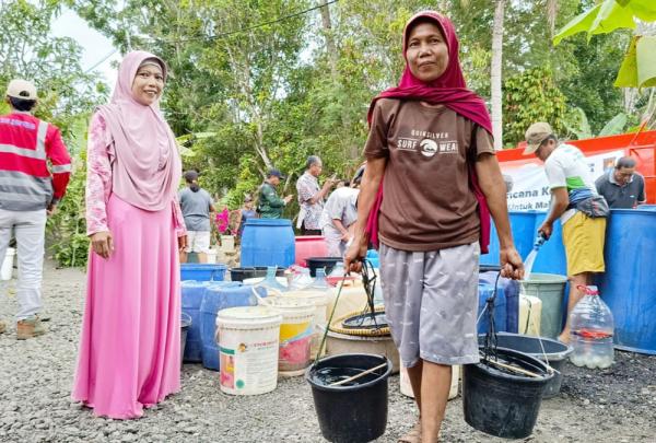 Kemarau Panjang, SIG Salurkan Ratusan Ribu Liter Air Bersih