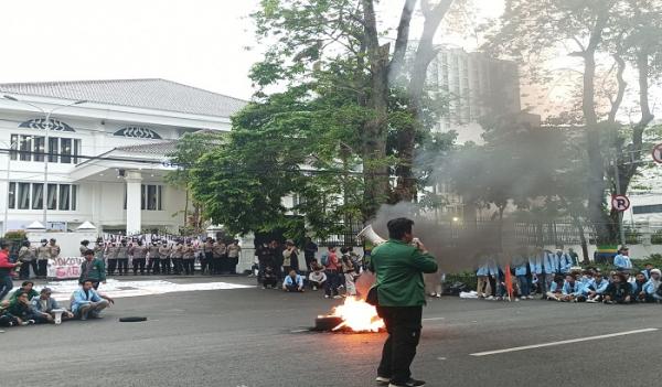 Mahasiswa Bandung Beri Rapor Merah untuk Jokowi, Tuntut Penyelesaian Kasus Pelanggaran HAM