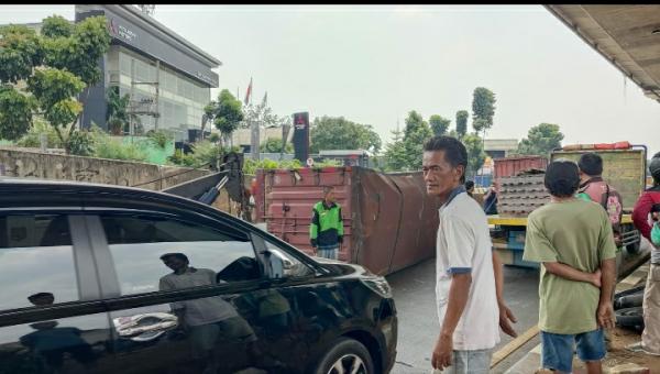 Truk Terguling di Jalan Sholeh Iskandar Kota Bogor, Dua Pesepeda Motor Terluka
