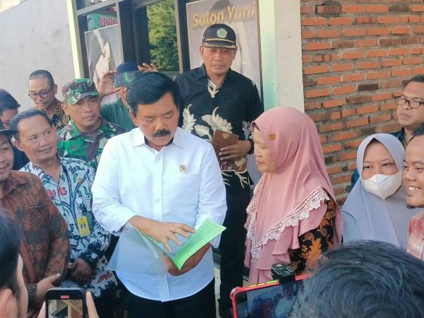 Serahkan Sertifikat ke Warga Sidoarjo, Ini Pesan Menteri ATR BPN Hadi Tjahjanto