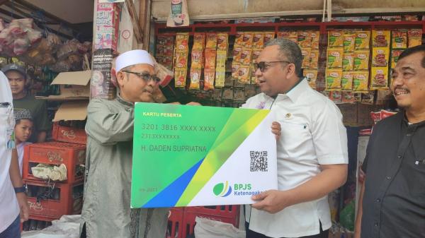 Wamen Ketenagakerjaan Sosialisasikan Pentingnya BPJS Ketenagakerjaan Kepada Pedagang di Bogor