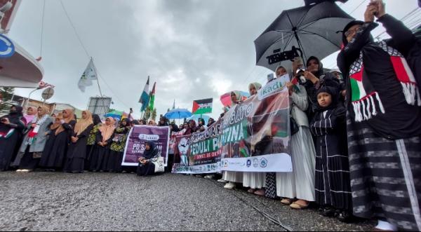 Ratusan Masyarakat Turun  ke Jalan, Aksi Solidaritas Gayo Peduli Palestina Bergema di Takengon, Aceh