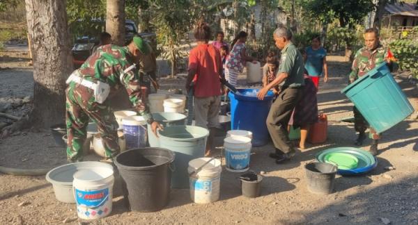 Dua Kelurahan Dalam Kota Kefamenanu Dapat Air Bersih dari Kodim TTU