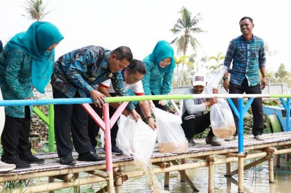 PJ Gubernur Banten Al Muktabar Bersama Walikota Serang Tebar 1000 Benih Ikan Nila